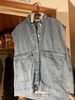 Sleeveless Light Wash Denim Vest with Front Pockets